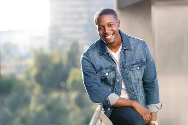 Retrato Masculino Afroamericano Moderno Relajado Casual Chaqueta Jean Azul Una — Foto de Stock