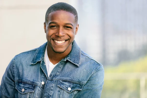 Close Head Shot Belo Modelo Comercial Afro Americano Com Dentes — Fotografia de Stock