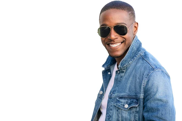 Modelo Comercial Afroamericano Sonriente Elegante Atuendo Casual Con Gafas Sol — Foto de Stock