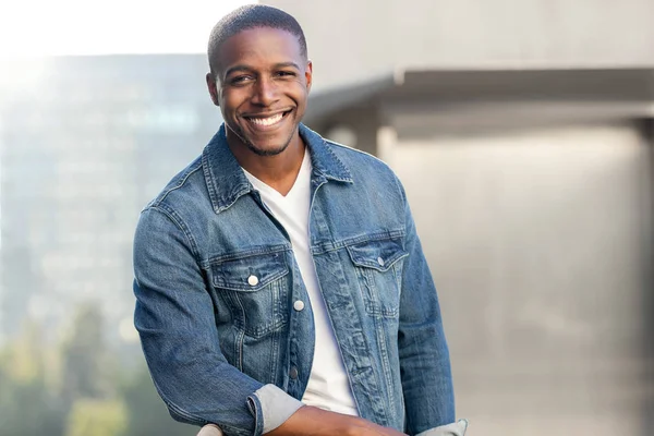 Knappe Afrikaanse Amerikaanse Man Portret Cool Trendy Ontspannen Kleding Levende — Stockfoto