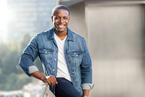 Casual Estilo Vida Retrato Homem Afro Americano Com Dentes Brancos — Fotografia de Stock