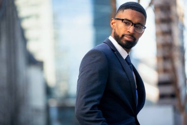 Afro-Amerikan iş dünyasının portresini yakından çek. Profesyonel, modern gözlüklü, zeki ve başarılı.