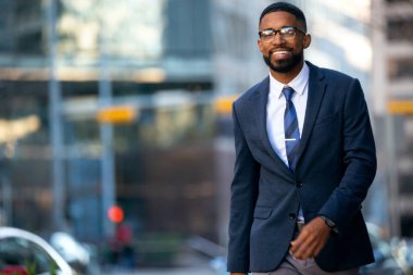 Şık yakışıklı ticari model iş adamı, yönetici, modern şık takım elbise kurumsal profesyonel, büyüleyici gülümseme