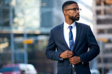 Şık şık modern tarzı iş elbisesi yönetici, afrikalı-amerikalı erkek ticari model, gösterişli ofis iş yerine yürüyüş