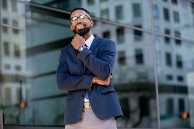 Sıcak, Afro-Amerikan iş adamı portresi, neşeli bir gülümseme ve eğlenceli bir kişiliği var.