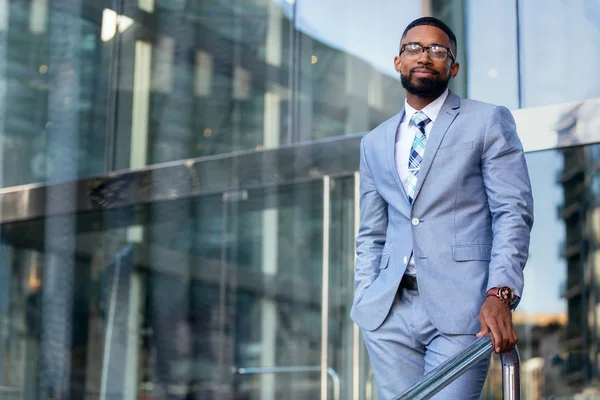 Porträt Eines Afrikanisch Amerikanischen Geschäftsmannes Leichten Anzug Firmenchef Moderner Erfolgreicher — Stockfoto