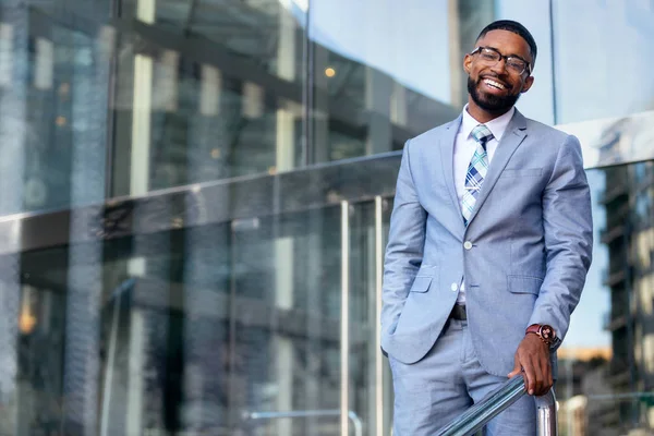 Sorrindo Alegre Bem Sucedido Africano Americano Ceo Empresário Terno Moderno — Fotografia de Stock