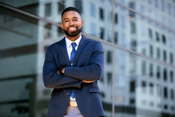Självsäker Framgångsrik Afrikansk Amerikansk Affärsman Står Med Armarna Vikta Leende — Stockfoto