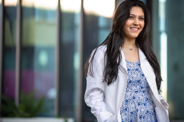 Estilo Vida Sincero Retrato Profissional Médico Feminino Casaco Branco Andando — Fotografia de Stock