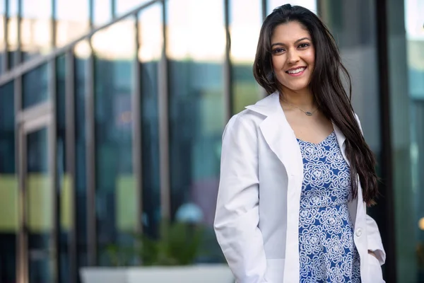 Ινδός Αμερικανός Γιατρός Ιατρός Στο Χώρο Εργασίας Ιδιωτική Πρακτική Χαμογελώντας — Φωτογραφία Αρχείου