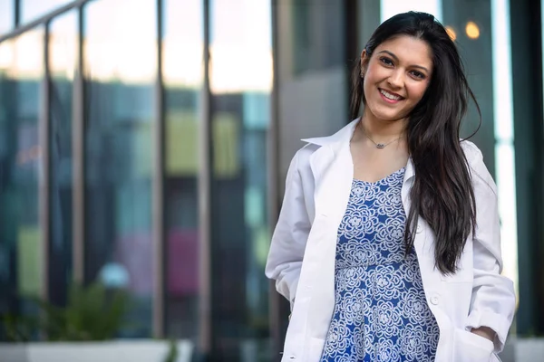 Retrato Uma Mulher Hispânica Indiana Bonita Profissional Médico Médico Médico — Fotografia de Stock