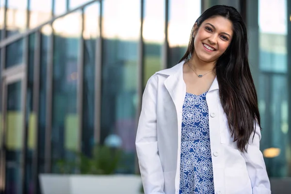 Belo Retrato Sorridente Mulher Indiana Americana Médico Higienista Dental Cientista — Fotografia de Stock