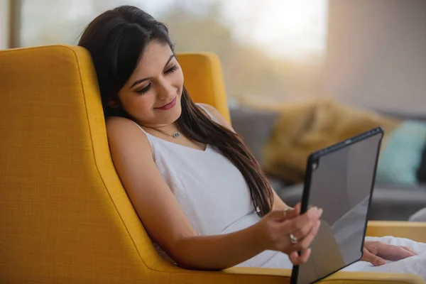 Mujer India Estilo Vida Casa Transmisión Películas Tableta Inteligente Con — Foto de Stock