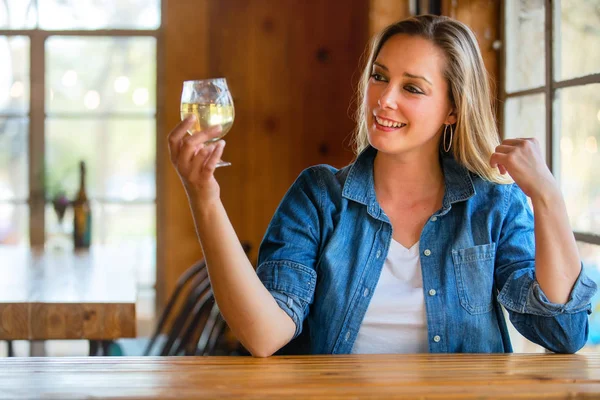 Craft Beer Drinker Holds Delicious Pint Fresh Brewed Cider Local — Stock Photo, Image