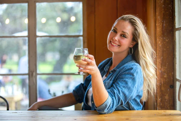 Vrouw Houdt Een Pint Van Licht Bier Cider Wijn Proost — Stockfoto