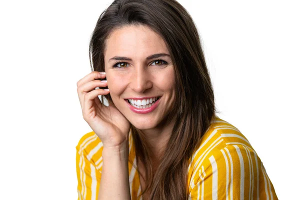 ストレート歯を持つ優しい暖かい女性のカジュアルヘッドショットの肖像画 白に隔離された可能な歯科衛生広告 — ストック写真