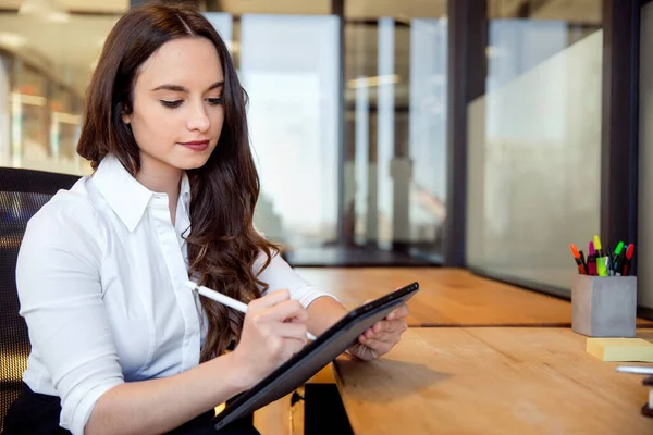 Jungunternehmer Büroarbeitsplatz Sitzt Schreibtisch Und Schreibt Auf Tablet Mit Elektronischem — Stockfoto