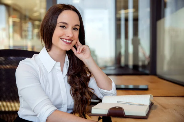 彼女のオフィスに座っているビジネス女性 若い起業家 笑顔陽気です エネルギッシュで熱狂的な創造的な専門家 — ストック写真