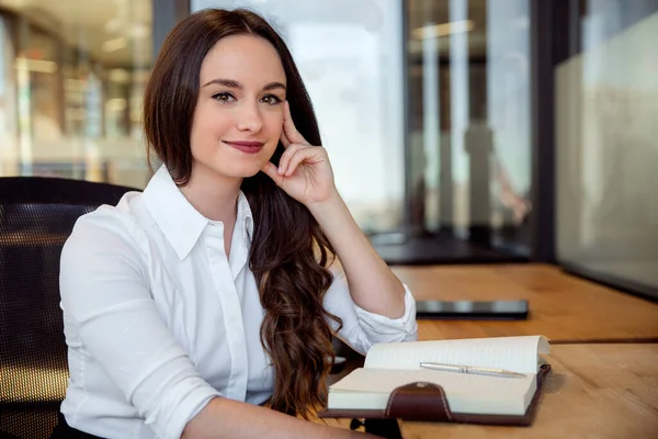 弁護士の若い法律学生は オフィスの職場でメモを取ります 現代のビジネス女性の肖像画 — ストック写真