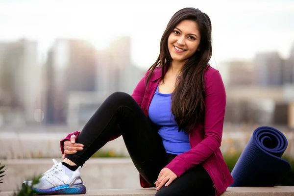 Retrato Estilo Vida Casual Hermosa Mujer India Americana Que Relaja — Foto de Stock