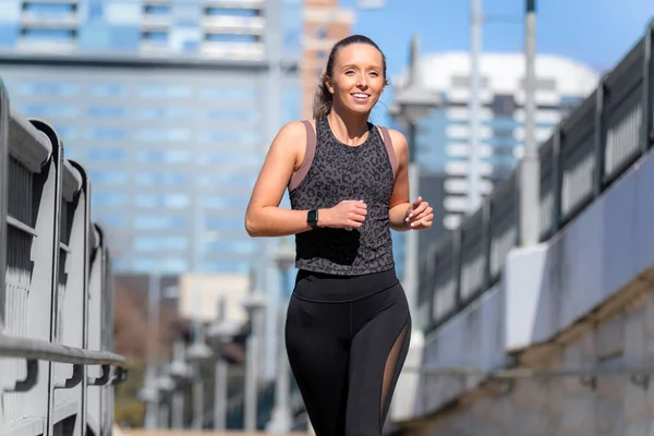 Lone Solo Vrouwelijke Jogger Glimlachen Gratis Rennen Door Stad Achtergrond — Stockfoto