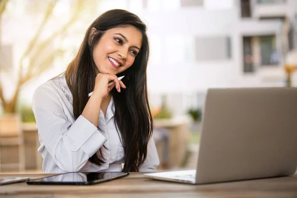 Schöne Gemischte Ethnizität Brünette Weibliche Digitale Designerin Mit Stift Und — Stockfoto