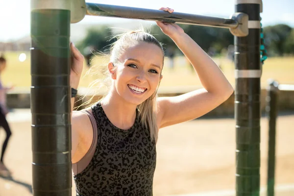 Hermoso Modelo Deportivo Comercial Retrato Estilo Vida Activo Gimnasio Ciudad — Foto de Stock