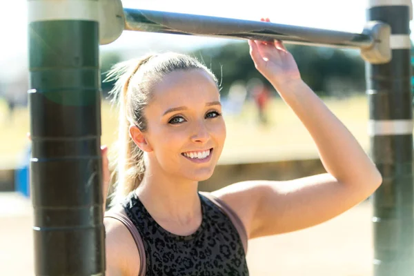 Mooie Commerciële Atletische Model Actieve Levensstijl Portret Outdoor Stad Sportschool — Stockfoto