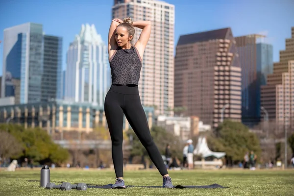 Mujer Atlética Tonificada Estirando Sus Brazos Piernas Antes Hacer Ejercicio — Foto de Stock