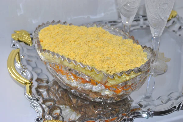 Ensalada de mimosa en un jarrón de cristal — Foto de Stock