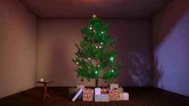 Çelenklerle süslenmiş küçük bir odanın ortasında büyük yeşil bir Noel ağacı duruyor.