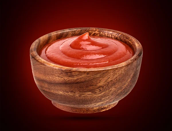 Kečup v dřevěné misce, samostatný. Část rajčatové omáčky. S ořezovou cestou. — Stock fotografie