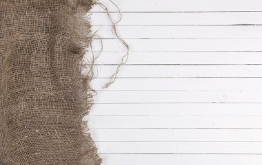 Beyaz ahşap zemin üzerine çuval bezi