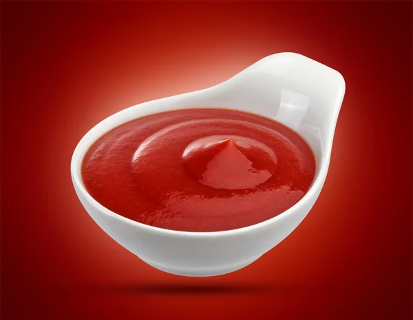 Ketchup w biały miska na białym tle. Porcja sosu pomidorowego. Ze ścieżką przycinającą. — Zdjęcie stockowe