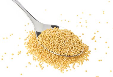 Beyaz arka plan üzerinde izole kaşığı hardal tohumu