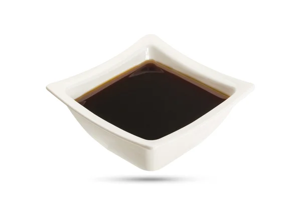 Salsa de soja en tazón aislado, shoyu primer plano en plato — Foto de Stock
