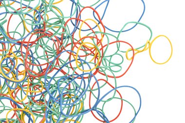 Beyaz arkaplanda izole edilmiş renkli lastik bantlar