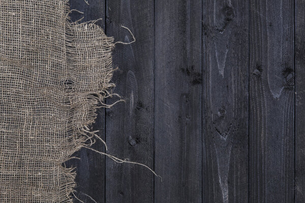 Бурлап гессенский или мешок на темном деревянном фоне стола
