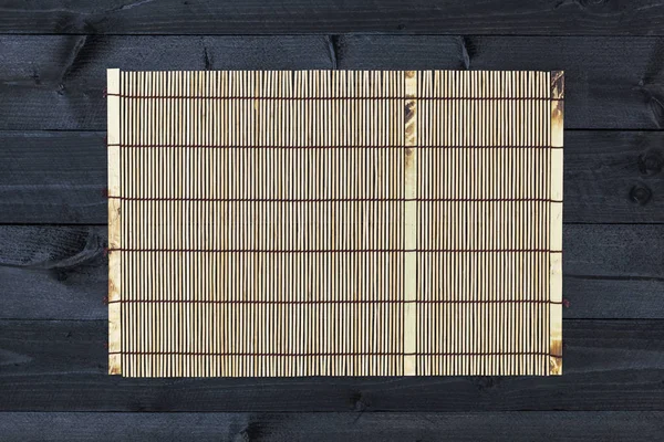 Bamboe mat op houten tafel, bovenaanzicht — Stockfoto