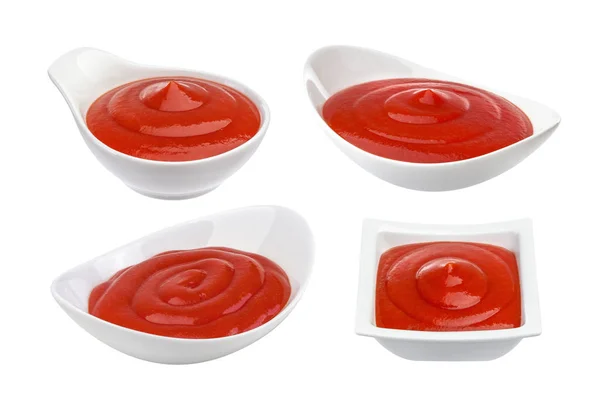 Ketchup de tomate em tigela isolada sobre fundo branco — Fotografia de Stock