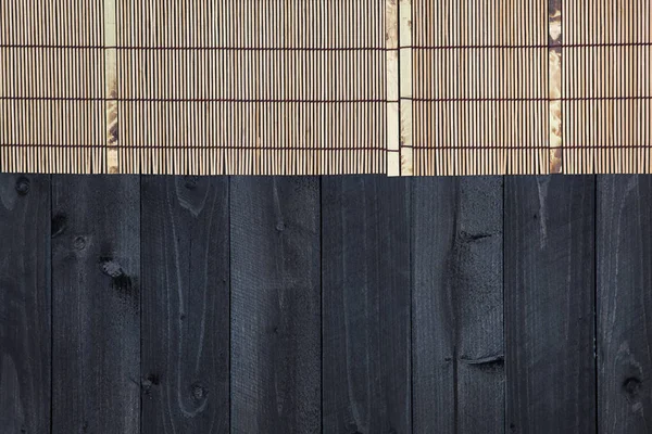 Alfombra de bambú en la mesa de madera, vista superior — Foto de Stock