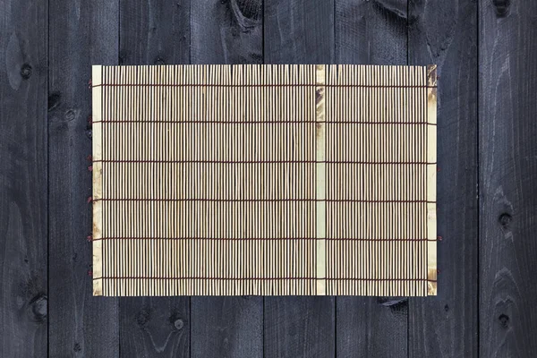Bambusová rohož na dřevěný stůl, pohled shora — Stock fotografie
