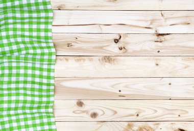 Ahşap masa, üstten görünüm üzerinde yeşil kareli masa örtüsü