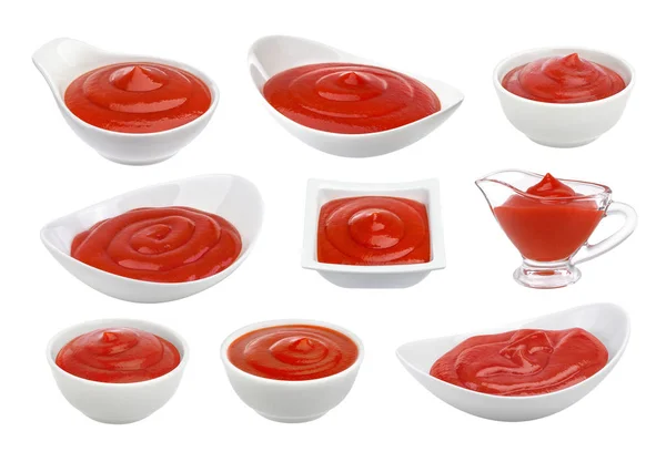 Ketchup de tomate en tazón aislado sobre blanco —  Fotos de Stock
