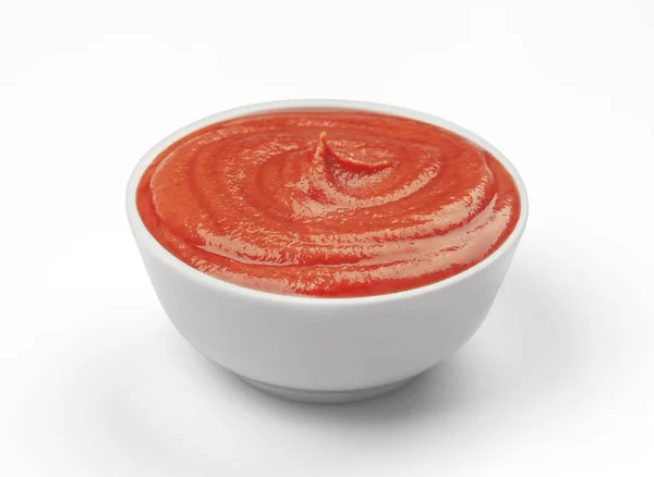 Ketchup en tazón blanco aislado. Salsa de tomate . — Foto de Stock