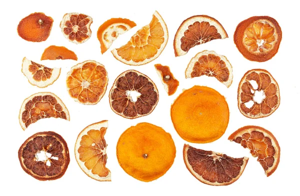 Rodajas de naranjas secas aisladas sobre fondo blanco —  Fotos de Stock