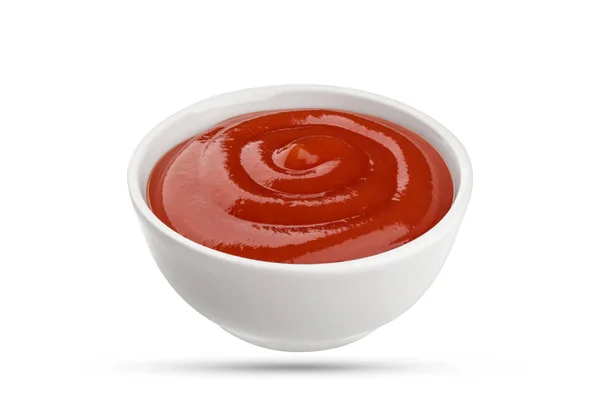 Ketchup en tazón aislado sobre fondo blanco. Porción de salsa de tomate. Con camino de recorte . — Foto de Stock