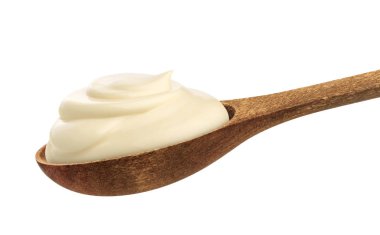 Beyaz arka plan üzerinde izole kaşığı ekşi krema