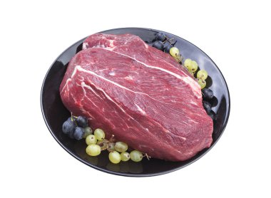 Beyaz arka plan üzerinde izole ham sığır eti taze parça.