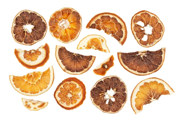 Torkade apelsiner skivor isolerad på vit bakgrund — Stockfoto